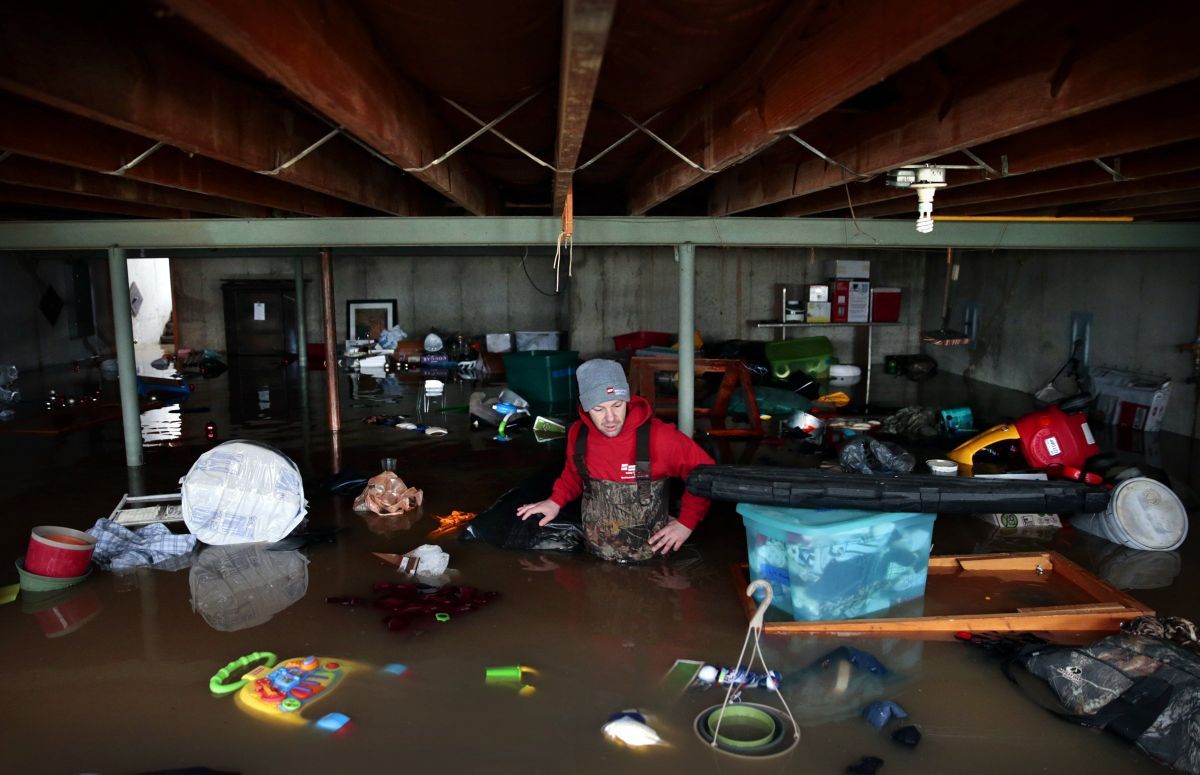 Arnold residents begin to clean-up as Meramec slowly recedes